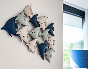 Helles Wohnzimmer von Duinvallei 09, Ferienhaus in Kamperland, Zeeland, mit groen Fenstern und moderner Einrichtung.