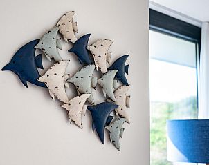 Stilvolle Dekoration in Duinvallei 09, Ferienhaus in De Groote Duynen, Kamperland, mit fischfrmigen Wandbildern.