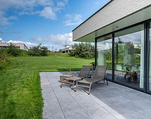 Blick auf Duinvallei 09, Ferienhaus in Kamperland, Zeeland, mit Terrasse und Liegesthlen im Garten.