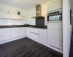 Moderne Kche von Duinvallei 09, Ferienhaus in De Groote Duynen, Kamperland, mit eleganten Mbeln und Gerten.