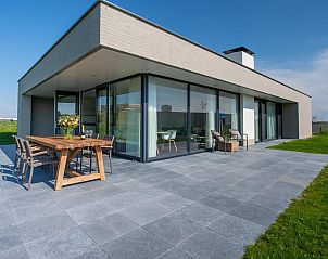 Terrasse und Garten von Duinvallei 09, Ferienhaus in Kamperland, Noord-Beveland, mit Essbereich und sonniger Lage.