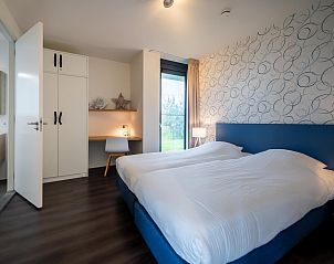 Gemtliches Schlafzimmer in Duinvallei 09, Ferienhaus in De Groote Duynen, Kamperland, mit Doppelbett und Arbeitsecke.