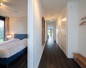 Korridor in Duinvallei 09, Ferienhaus in De Groote Duynen, Kamperland, mit Zugang zu den Schlafzimmern und dem Wohnzimmer.