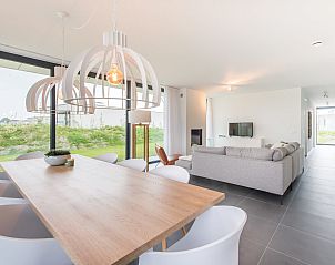 Moderne eetkamer in Zandbank 22, vakantiehuis in Kamperland, Zeeland.