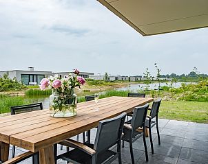 Stijlvolle hanglamp in de eetkamer van Zandbank 22, vakantiehuis in Kamperland, Noord-Beveland.