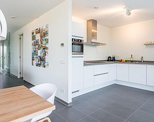 Gezellige eetkamer met uitzicht in Zandbank 22, vakantiehuis in Kamperland, Zeeland.