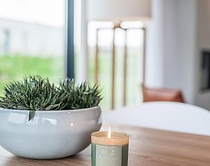 Sfeervolle kaars en decoratie in Zandbank 22, vakantiehuis in Kamperland, Zeeland.