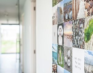 Sfeervolle kaars en planten in Zandbank 22, vakantiehuis in Kamperland, Noord-Beveland.