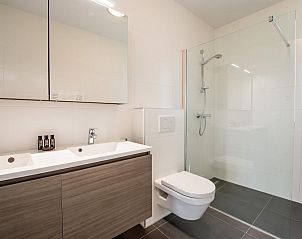 Moderne badkamer in Zandbank 22, vakantiehuis in Kamperland, Zeeland.