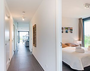 Comfortabele slaapkamer met handdoeken in Zandbank 22, vakantiehuis in Kamperland, Noord-Beveland.