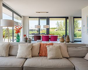 Ruime woonkamer van Zandbank 21 | De Groote Duynen in Kamperland, Noord-Beveland, Zeeland met uitzicht op de tuin.