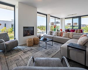 Gezellige open haard in de woonkamer van bungalow Zandbank 21 | De Groote Duynen, Kamperland.