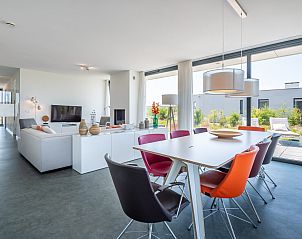 Lichte eetruimte in vakantiehuis Zandbank 21 | De Groote Duynen, Kamperland, met moderne verlichting.