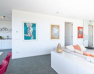 Moderne kunst aan de muur in Zandbank 21 | De Groote Duynen, Kamperland, Zeeland.