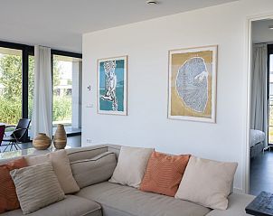 Moderne kunst en decoratie in de woonkamer van Zandbank 21 | De Groote Duynen, Kamperland.