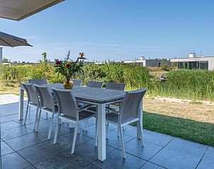 Ruim terras met eettafel in de tuin van Zandbank 21 | De Groote Duynen, Kamperland, Zeeland.