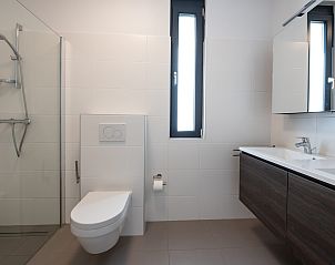 Luxe badkamer met inloopdouche in Zandbank 21 | De Groote Duynen, Kamperland, Zeeland.