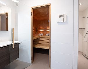 Priv sauna in de badkamer van Zandbank 21 | De Groote Duynen, Kamperland, voor ultieme ontspanning.