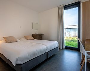 Slaapkamer met tweepersoonsbed en bureau in Zandbank 21 | De Groote Duynen, Kamperland.