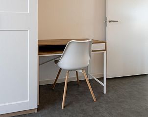 Grote ramen in de slaapkamer van Zandbank 21 | De Groote Duynen, Kamperland, met uitzicht op de tuin.