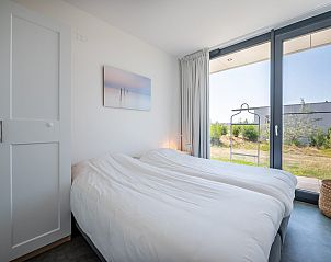 Bloemrijke tafel op het terras van Zandbank 21 | De Groote Duynen, Kamperland, voor gezellige buitenmaaltijden.