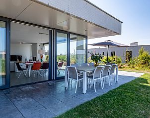 Buitenterras met ligstoelen in Zandbank 21 | De Groote Duynen, Kamperland, ideaal voor zonnige dagen.