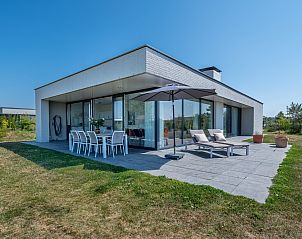 Vakantiehuis Zandbank 21 | De Groote Duynen, Kamperland, met groene omgeving en terras.