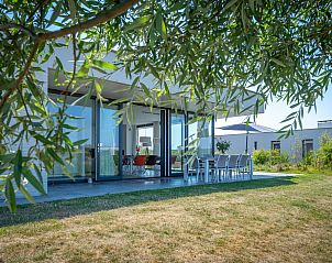 Zicht op het terras van Zandbank 21 | De Groote Duynen, Kamperland, door de bomen.