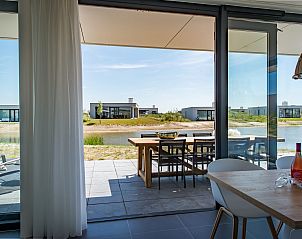 Terras met uitzicht op het water bij Zandbank 18 | De Groote Duynen, Kamperland, Noord-Beveland.