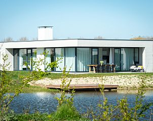 Exterieur van Zandbank 18 | De Groote Duynen, Kamperland, met water en groene omgeving.