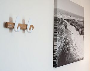 Open woonkamer en eetkamer in Zandbank 18 | De Groote Duynen, Kamperland, met uitzicht op het water.