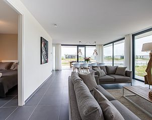 Ruime slaapkamer met tweepersoonsbed in Zandbank 18 | De Groote Duynen, Kamperland.