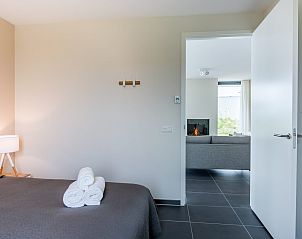 Zicht vanuit de slaapkamer naar de woonkamer in Zandbank 18 | De Groote Duynen, Kamperland.