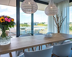 Eetruimte in Zandbank 14, De Groote Duynen, Kamperland, met uitzicht op de tuin en moderne verlichting.