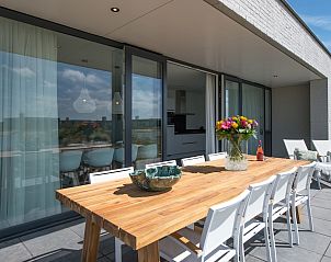 Ruim terras van Zandbank 14, De Groote Duynen in Kamperland, ideaal voor buiten dineren met familie.
