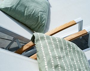 Detail van ligstoelen op het terras van Zandbank 14, De Groote Duynen, Kamperland, met zachte kussens.