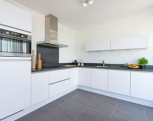 Moderne keuken in Zandbank 14, De Groote Duynen, Kamperland, met hoogwaardige apparatuur en veel licht.