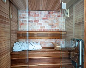 Luxe sauna in Zandbank 14, De Groote Duynen, Kamperland, met houten interieur en zachte badjassen.