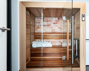 Moderne badkamer in Zandbank 14, De Groote Duynen, Kamperland, met dubbele wastafel en ruime douche.