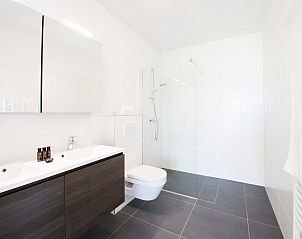 Verzorgingsproducten in Zandbank 14, De Groote Duynen, Kamperland, met luxe shampoo en bodywash.