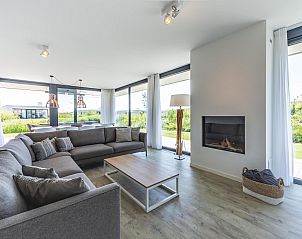 Gezellige zithoek met open haard in Duinvallei 08, vakantiehuis in Kamperland, Noord-Beveland, Zeeland.