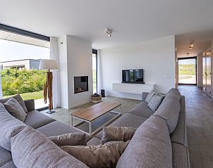 Lichte woonkamer met moderne inrichting in Duinvallei 08, een vakantiehuis in Kamperland, Zeeland.