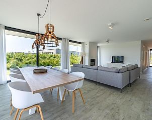 Ruime eetkamer met designlampen in Duinvallei 08, vakantiehuis in Kamperland, Noord-Beveland, Zeeland.