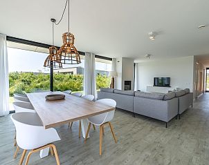 Moderne keuken in Duinvallei 08, een vakantiehuis in Kamperland, Noord-Beveland, met strakke lijnen en veel licht.