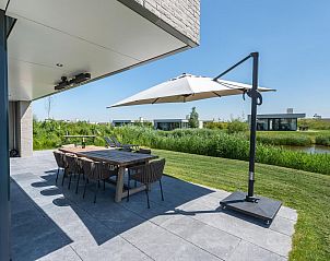 Ruime slaapkamer met grote ramen in Duinvallei 08, vakantiehuis in Kamperland, Zeeland.