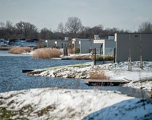 Uitzicht op de groene omgeving vanaf het terras van Duinvallei 08, vakantiehuis in Kamperland, Zeeland.