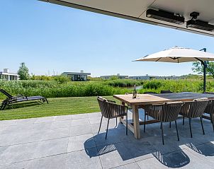 Zonnig terras met ligstoelen in Duinvallei 08, vakantiehuis in Kamperland, Noord-Beveland.