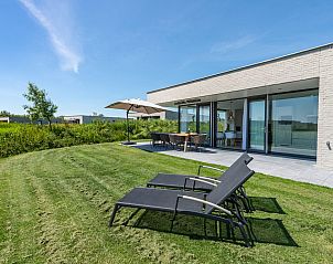 Moderne woonkamer met veel lichtinval in Duinvallei 08, een vakantiehuis in Kamperland, Zeeland.
