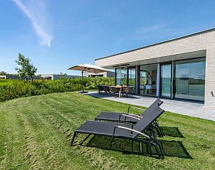 Zonnig terras met eettafel in Duinvallei 08, vakantiehuis in Kamperland, Noord-Beveland, met uitzicht op de natuur.