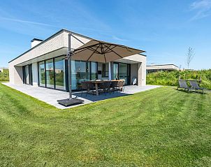 Schitterende tuin met ligstoelen in Duinvallei 08, vakantiehuis in Kamperland, Zeeland.